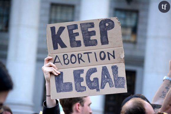 Des manifestants protestent contre la proposition de nouvelles lois strictes sur l'avortement à New York.