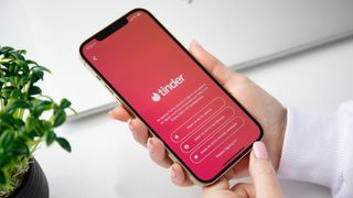 Ces trois mots sur Tinder pourraient éviter le harcèlement et les messages haineux