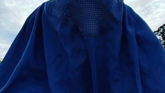 Selfie burqa, "baignade pour les Afghanes" : les soutiens lunaires des people sur Instagram