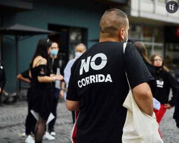 Un militant anti-corrida dans les rues de Paris, en juillet 2021.