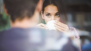 La raison pour laquelle les femmes n'osent pas faire le premier pas est bien triste