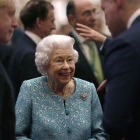 "On a l'âge que l'on ressent" : la reine refuse un prix pour les "vieux" (et c'est badass)