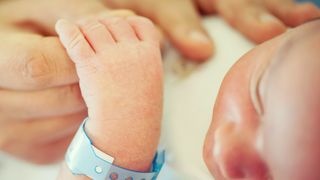 Va-t-on (enfin) en finir avec l'attribution automatique du nom du père à un bébé ?
