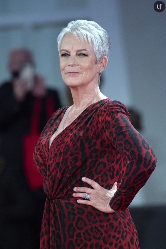 Jamie Lee Curtis rentre son ventre depuis qu'elle a 11 ans et elle n'en peut clairement plus