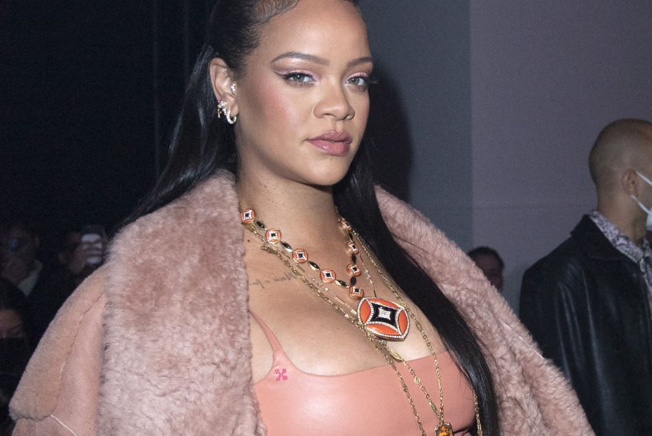 Rihanna enceinte à la Fashion Week de Paris le 28 février 2022
