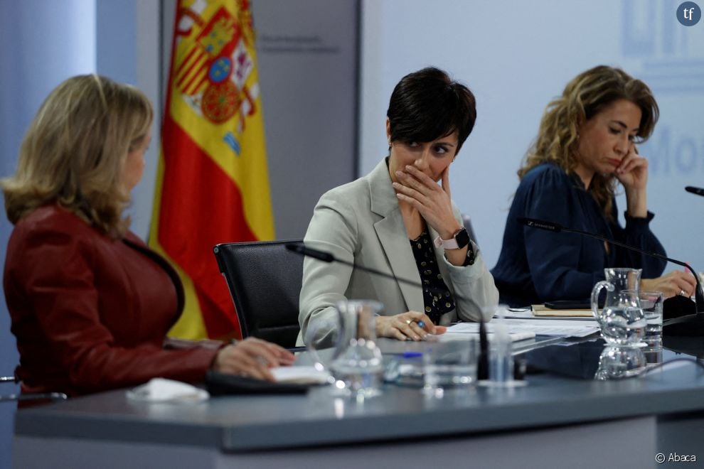Nadia Calvino, la porte-parole du gouvernement et ministre de la politique territoriale Isabel Rodriguez et la ministre des transports, de la mobilité et de l&#039;agenda urbain Raquel Sanchez, à Madrid le 14 décembre.