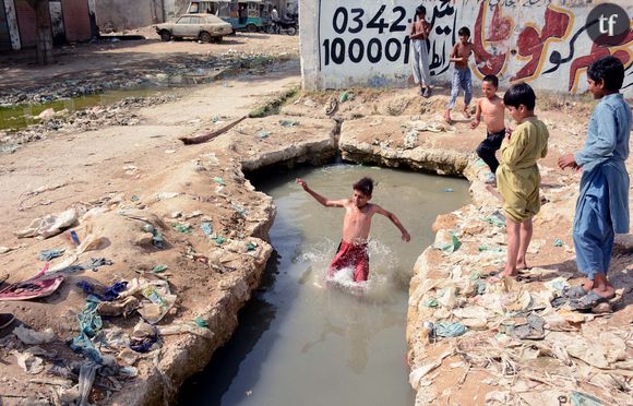 A Karachi, au Pakistan, des enfants tentent de se rafraîchir dans l'eau. 2020.