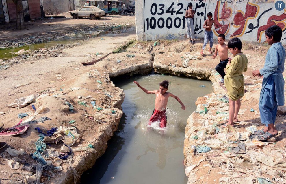 A Karachi, au Pakistan, des enfants tentent de se rafraîchir dans l&#039;eau. 2020.