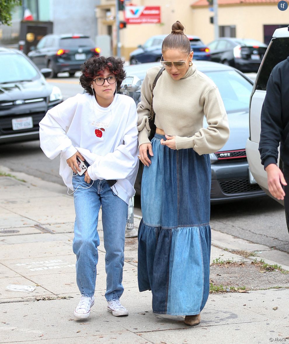  Jennifer Lopez fait du shopping avec son enfant Emme à Los Angeles le 15 janvier 2022  