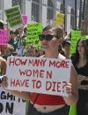 Les Américaines manifestent après la révocation du droit à l'avortement aux Etats-Unis