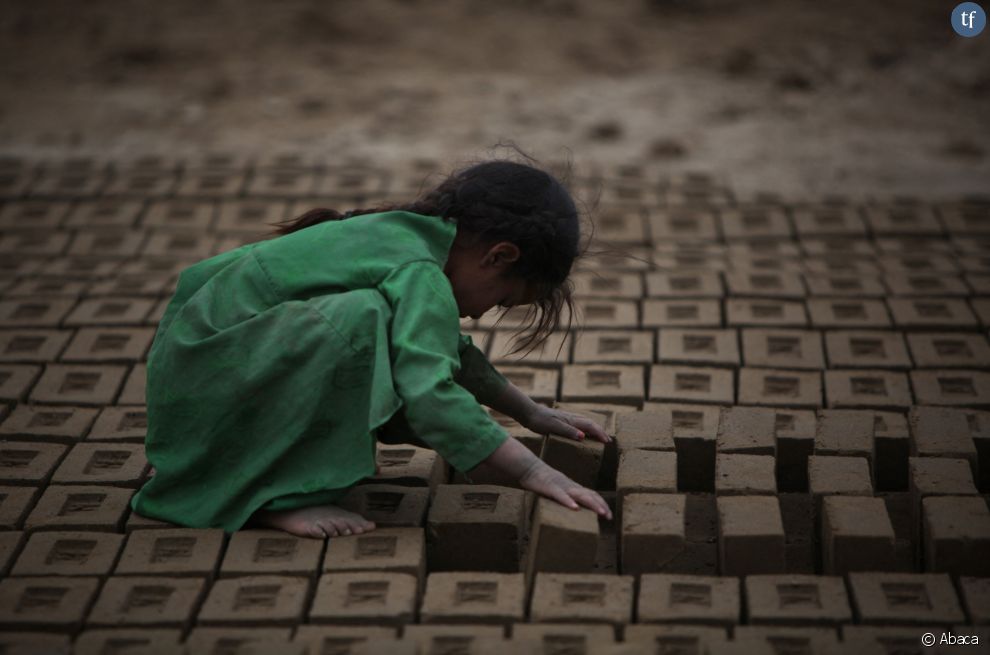 Une fillette travaille dans une usine en Afghanistan, 2014