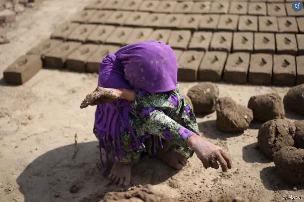 Une fillette dans une usine en Afghanistan, 2014