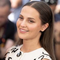 "Extrême et douloureuse" : Alicia Vikander évoque sa fausse couche avec émotion