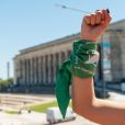 Poing avec un foulard vert symbolisant la lutte féministe pour l'égalité et l'avortement légal en Amérique latine. Avortement légal, sûr et gratuit.