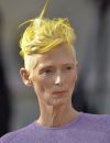 Pourquoi la coiffure jaune de Tilda Swinton à Venise est très symbolique
