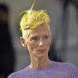 Pourquoi la coiffure jaune de Tilda Swinton à Venise est très symbolique