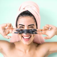 Se faire un masque facial avec son sang de règles, est-ce bien raisonnable ?