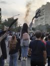  De jeunes Iraniennes dans le rue protestent après la mort suspecte de Mahsa Amini à Téhéran. 