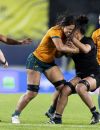 L'Australienne Atasi Lafai est taclée par la Néo-Zélandaise Liana Mikaele-Tu'u pendant le match de la Coupe du monde de rugby à Eden Park, Auckland, le 8 octobre 2022