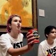 Des militantes écologistes du collectif Just Stop Oil ont jeté de la soupe à la tomate sur Les Tournesols, tableau de Vincent Van Gogh exposé à la National Gallery de Londres