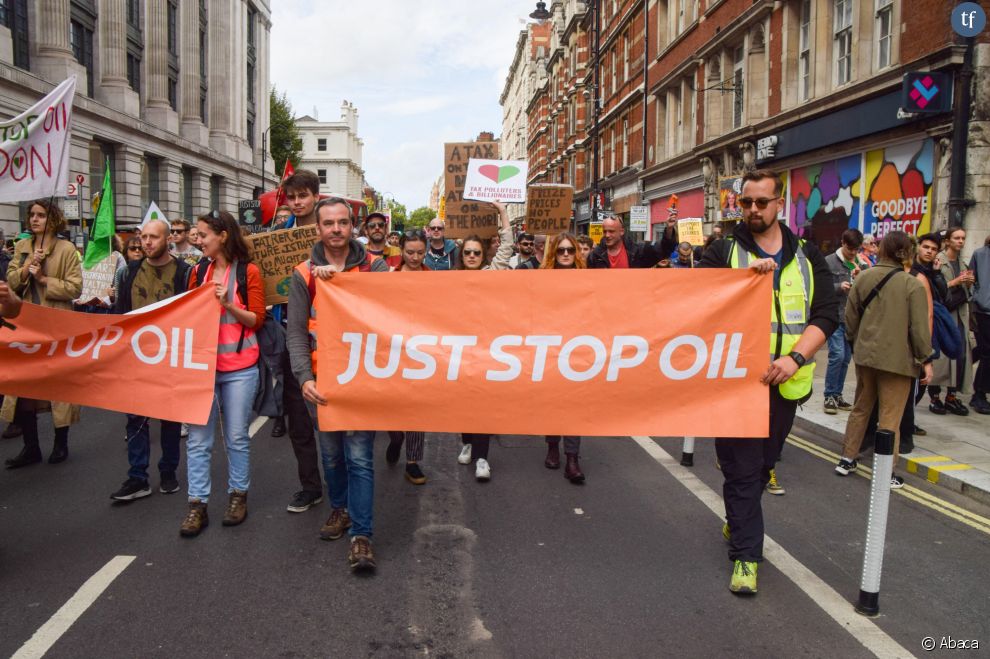   Le collectif Just Stop Oil, qui compte de nombreux vingtenaires, souhaite faire pression sur le gouvernement britannique pour qu&#039;il cesse d&#039;utiliser les énergies fossiles, très polluantes  