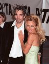 L'actrice et mannequin Pamela Anderson et le batteur du groupe de hard rock Motley Crue Tommy Lee se sont mariés en 1995