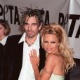 L'actrice et mannequin Pamela Anderson et le batteur du groupe de hard rock Motley Crue Tommy Lee se sont mariés en 1995
