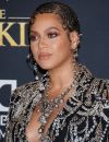 Beyoncé l'a notamment brandi en affichant les mots "We should all be feminists" (ceux de l'écrivaine nigériane et femme politique Chimamanda Ngozi Adichie) dans un clip.