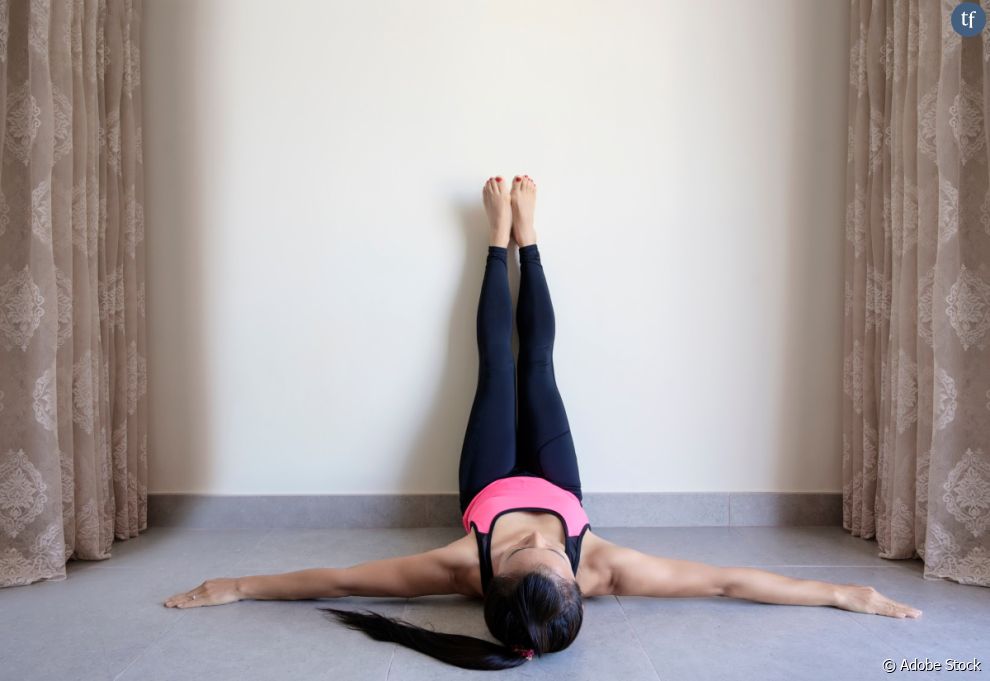  Traduisible par &quot;les jambes contre le mur&quot;, il s&#039;agit d&#039;une posture de yoga qui serait particulièrement bénéfique pour la santé.   