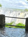 Passionnées toutes les deux par le voyage, elles deviennent rapidement inséparables. Ici, elles posent ensemble en Zambie, devant les fameuses Victoria Falls.