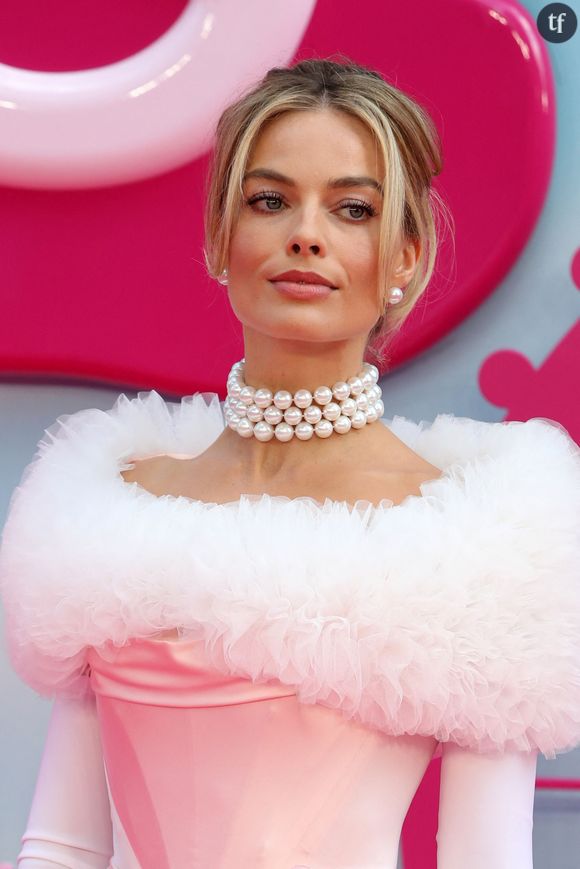 Malgré la mise en avant très prononcé du personnage de Ken dans le film (il sert le discours), il y a comme un malaise (un "mâlaise" ?) à travers cette réception publique.  
12 July 2023. 'Barbie' European Premiere in London.UK Pictured - Margot Robbie