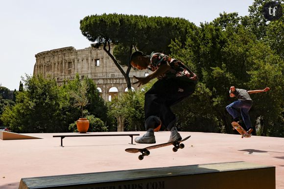 Un skate-park destiné aux femmes et aux personnes LGBTQ ? C'est ce que propose depuis peu Amsterdam. De quoi faire honneur à une contre culture où la présence féminine n'est pas toujours évidente. 
Skaters in a skate park in front of the Colosseum during the Street Skateboarding World Championships at the Colle Oppio Park in Rome, 18 June 2023. ANSA/FABIO FRUSTACI.