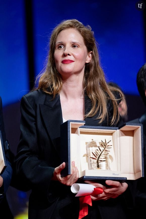 Deux "regards féminins" dans des films... Qui justement mettent le regard au centre de tout. En érigeant peu à peu un enfant en personnage-clef, Justine Triet laisse d'ailleurs le dernier mot aux plus marginalisés. Fils aveugle, dont le point de vue sera pourtant d'une lucidité super aigue. Personnage enfermé dans un monde d'adultes au caractère opaque, qui dénote par son humanité, dépourvue, elle, de toute ambivalence. 
Justine Triet (Palme d'Or pour " Anatomie d'une chute ") - Cérémonie de clôture du 76ème Festival International du Film de Cannes, au Palais des Festivals à Cannes. Le 27 mai 2023 © Borde-Jacovides-Moreau / Bestimage 