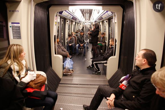 Les bons réflexes en cas d'agression dans les transports : composer le 31 17, un numéro d'urgence, porter plainte et activer le signal d'alarme.