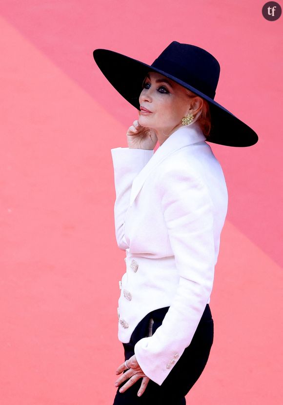 Emmanuelle Béart - Montée des marches du film « Jeanne du Barry » pour la cérémonie d’ouverture du 76ème Festival International du Film de Cannes, au Palais des Festivals à Cannes. Le 16 mai 2023 © Jacovides-Moreau / Bestimage 