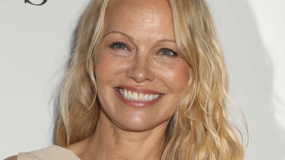 Cette tenue mythique de Pamela Anderson va être mise aux enchères (les fans d'Alerte à Malibu vont adorer)