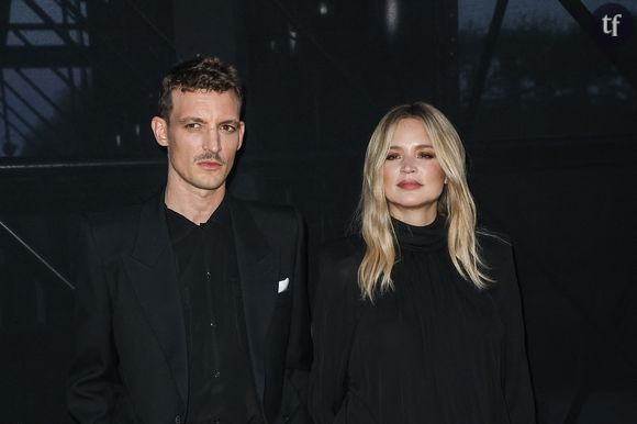 Niels Schneider et Virginie Efira assistent au défilé Saint Laurent Womenswear printemps/été 2024 dans le cadre de la semaine de la mode à Paris, le 26 septembre 2023.