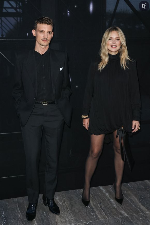 Niels Schneider et Virginie Efira assistent au défilé Saint Laurent Womenswear printemps/été 2024 dans le cadre de la semaine de la mode à Paris, le 26 septembre 2023.