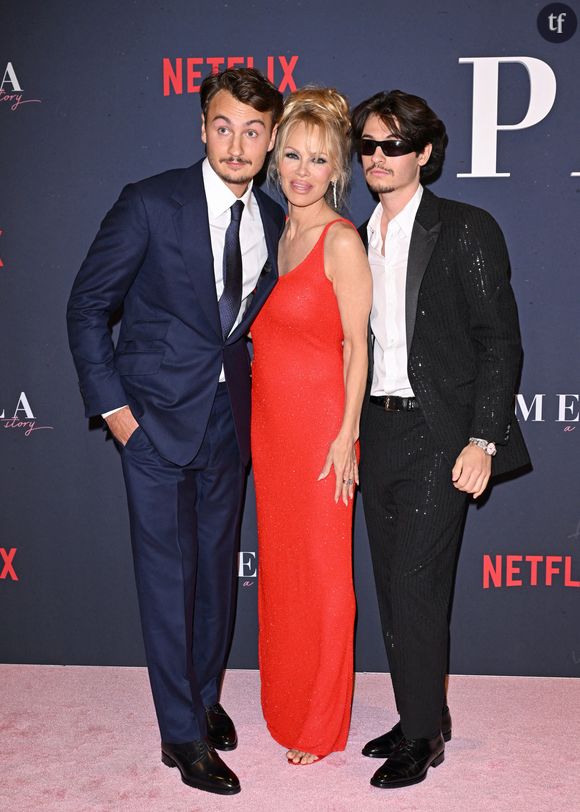 En février dernier déjà, l'actrice de 55 ans postait sur son compte Instagram une série de photos sur lesquelles elle laisse apparaître ses taches de rousseur, posant sans le moindre maquillage...
Pamela Anderson et ses deux fils Brandon Thomas Lee et Dylan Jagger Lee à la première du documentaire "Pamela, a Love Story" à Hollywood, le 30 janvier 2023.