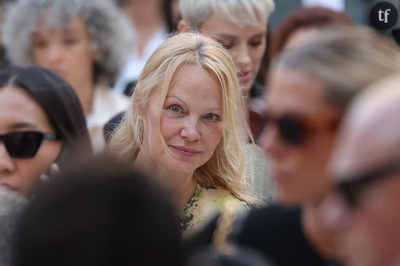 En pleine Fashion Week, au sein du défilé Isabel Marant, la star de Alerte à Malibu a défrayé la chronique en apparaissant publiquement, sans le moindre maquillage.  
