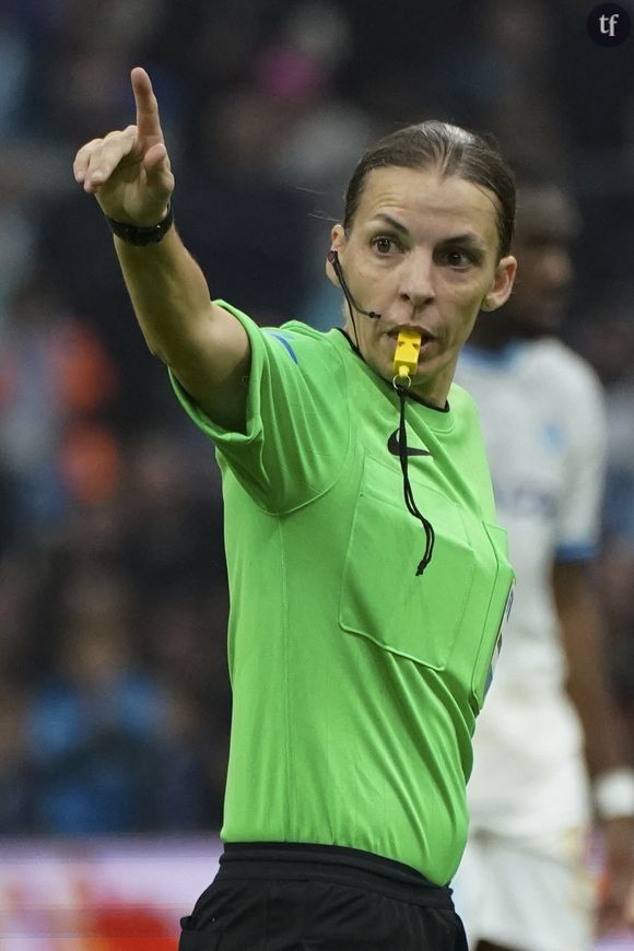 ""Sale p*te, sal*pe" : l'arbitre Stéphanie Frappart insultée en plein match
Stéphanie Frappart (arbitre) - Match de football - Olympique de Marseille vs Lille (0-0), Ligue 1 Uber Eats à Marseille le 4 novembre 2023.