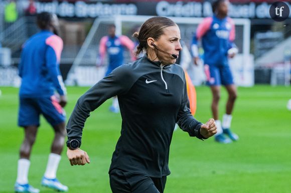 "Sale p*te, sal*pe, grosse chi*nne". En plein match, l'arbitre Stéphanie Frappart a fait l'objet d'insultes virulentes de la part de supporters misogynes. C'est à vomir.
Stephanie Frappart (Arbitre central) - Match de football en ligue 1 Uber Eats : L'Olympique Lyonnais l'empote 1-0 face au stade Rennais le 12 novembre 2023. © Baptiste Autissier / Panoramic / Bestimage