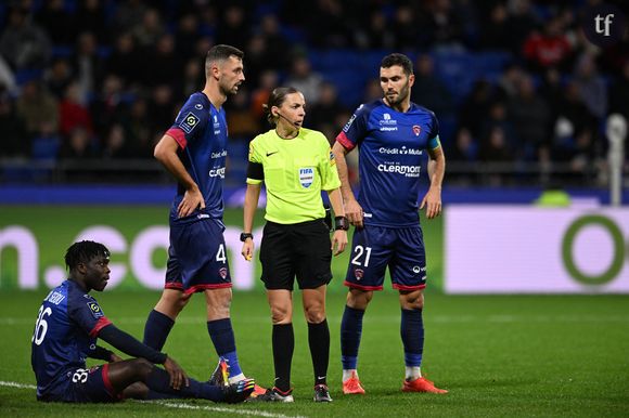 "De nombreuses insultes sexistes ont été proférées par le public du Roazhon Park à l'encontre de Stéphanie Frappart, l'arbitre centrale du match Rennes-OL en Ligue 1 ce dimanche.... Inadmissible", dénonce le compte Footeuses.
Stéphanie Frappart (arbitre) avec Alidu Seidu et Mateusz Wieteska et Florent Ogier (clermont) - Match de Ligue 1 Uber Eats "Lyon contre Clermont" (0-1) à Lyon le 1er janvier 2023.