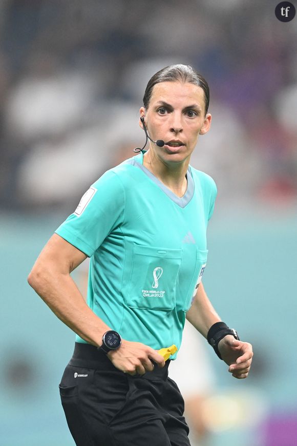 "Préposée au sifflet pour le match de la peur entre le Stade Rennais et l'Olympique Lyonnais, Stéphanie Frappart a passé un moment difficile. La tension était palpable au Roazhon Park"
Stephanie Frappart (première femme a arbitrer un match de coupe du monde) arbitre le match "Costa Rica -Allemagne (2-4)" lors de la Coupe du Monde 2022 au Qatar (FIFA World Cup Qatar 2022) le 1 decembre 2022. © Philippe Perusseau/Bestimage