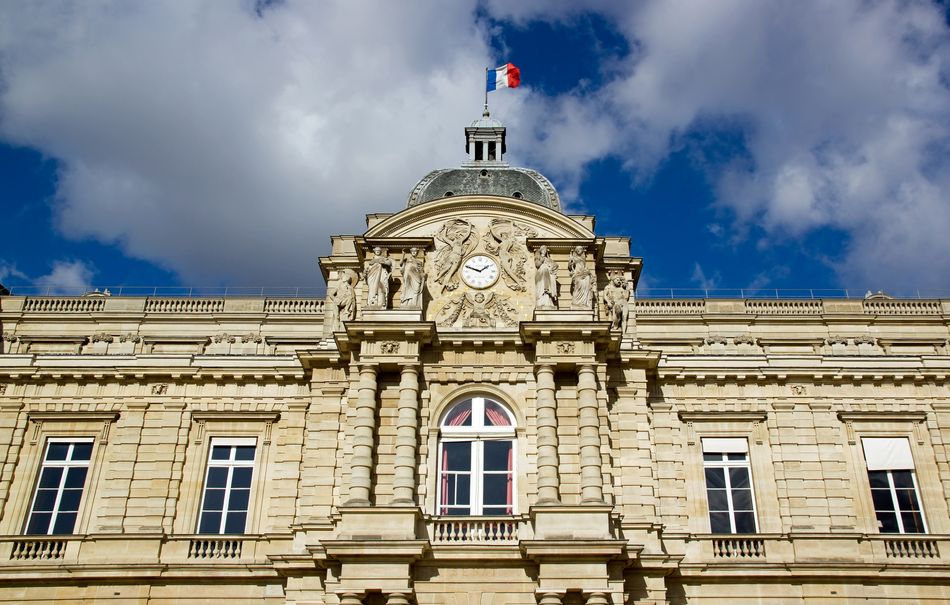 Une "victoire historique" pour bien des féministes, comme la sénatrice écologiste Mélanie Vogel. Oui mais voilà. Il y a un souci dans cette proposition de loi constitutionnelle LFI.