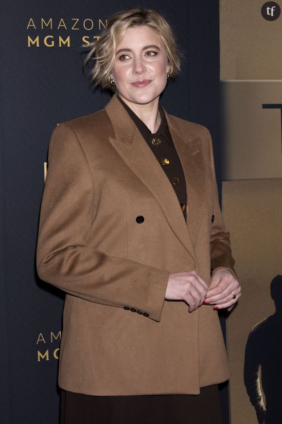 Greta Gerwig sera la présidente du Festival de Cannes 2024, qui se tiendra du 14 au 25 mai prochains. Une nouvelle édition qui à peine annoncée s'avère déjà loin d'être anecdotique, et pour cause : avec cette nomination tout à fait stylée, la réalisatrice du méga hit pop féministe "Barbie" écrit déjà l'histoire à sa manière.
Greta Gerwig - People à la projection du film "The Boys in the Boat" au Musée d'Art Moderne à New York. Le 13 décembre 2023 