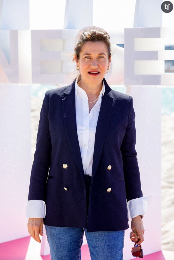 Les actrices s'expriment beaucoup. Ravivons à ce titre les mots limpides d'une très grande, Emmanuelle Devos, à ce sujet...Emmanuelle Devos au photocall de la série "B.R.I." pour CanneSeries Saison 6 sur la plage du Mariott à Cannes, France, le 18 avril 2023. © Denis Guignebourg/BestImage