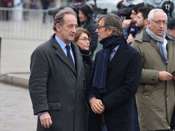 A l'heure du mouvement #MeTooGarçons, et des révélations qui ont fait beaucoup parler, comme celles de l'acteur Francis Renaud (accusant le cinéaste André Téchiné de harcèlement sexuel), les voix masculines sont attendues au tournant. Car les hommes, comme les femmes, subissent également des violences sexuelles. 
Vincent Lindon, Philippe Rousselet - Hommage national à Robert Badinter devant le ministère de la Justice sur la place Vendôme à Paris le 14 février 2024. L'ancien garde des Sceaux, artisan de l'abolition de la peine de mort, est décédé vendredi dernier à l'âge de 95 ans. © Dominique Jacovides/Bestimage 