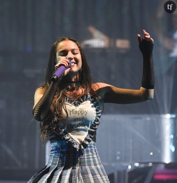 Aussi admirée par la génération Z que Billie Eilish, la jeune femme est l'adepte d'un punk rock jubilatoire qui vient moderniser celui d'une Avril Lavigne aux enjeux de son époque. 
Olivia Rodrigo en concert à "l'O2 Apollo" à Manchester, le 3 juillet 2022. 