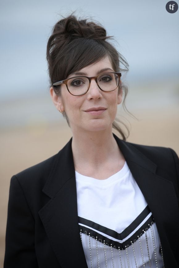 Une décision qui rappelle celle d'une consoeur comédienne, Nora Hamzawi. Celle-ci a joué dans le futur film de Jacques Doillon, accusé par Judith Godrèche d'agression sexuelle et de harcèlement, faits dénoncés qui auraient notamment pris place durant le tournage du film La fille de quinze ans. L'actrice a affirmé publiquement sa volonté de ne pas participer à la promotion de cette oeuvre.
Nora Hamzawi - Photocalls lors du 33ème Festival du Film Romantique de Cabourg, le 15 juin 2019. © Giancarlo Gorassini/Bestimage